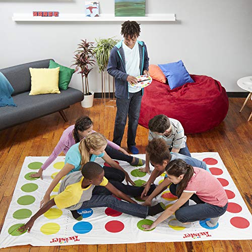 Hasbro Gaming Twister Ultimate - Bigger Mat, More Spots, Family Party Game for Kids Ages 6+ 12