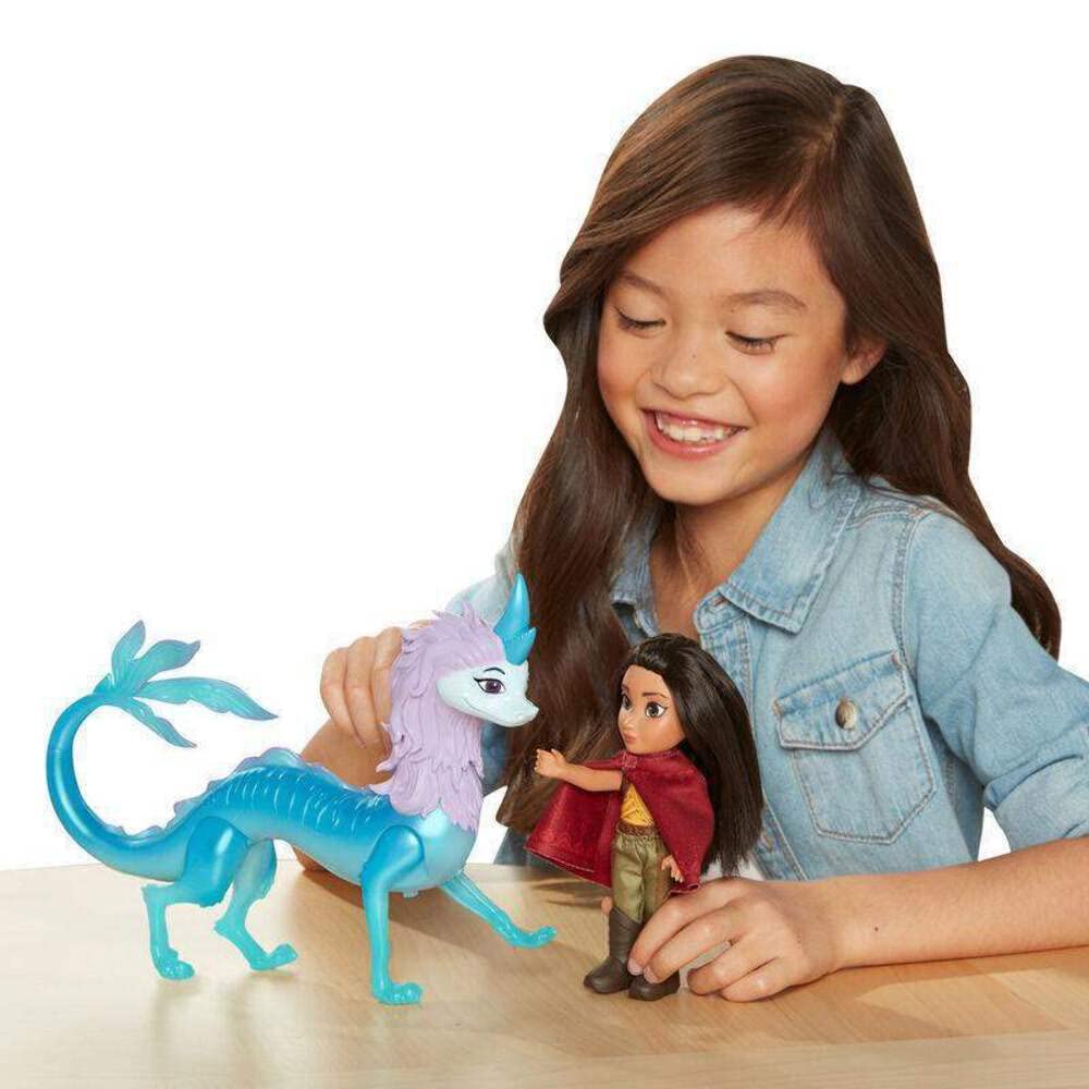 Disney Raya and The Last Dragon Petite Raya & Sisu Gift Set with Lights 5