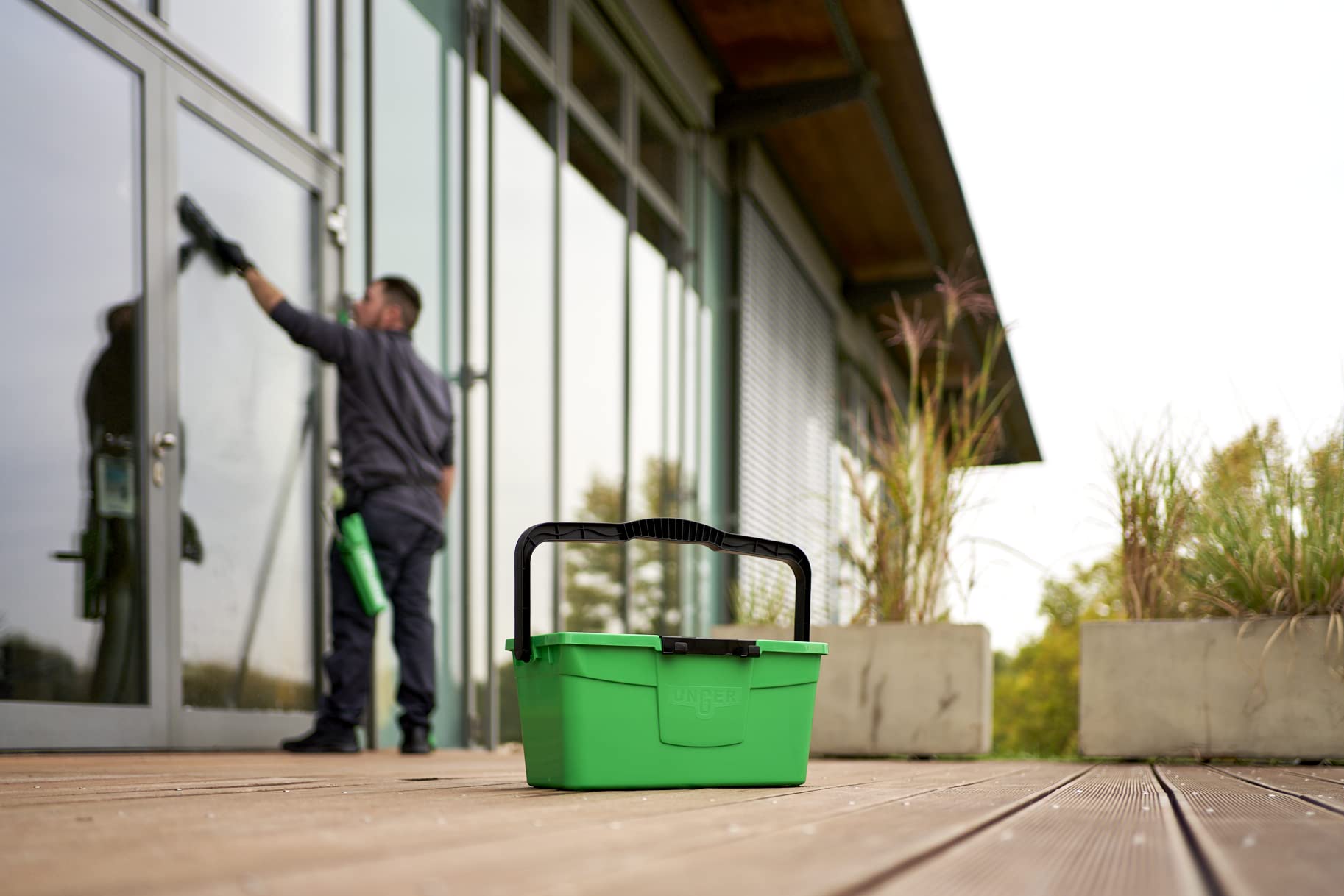 Unger QB12B Window Cleaning Bucket 12L with Sieve, Tool Holder & Measuring Scale 4