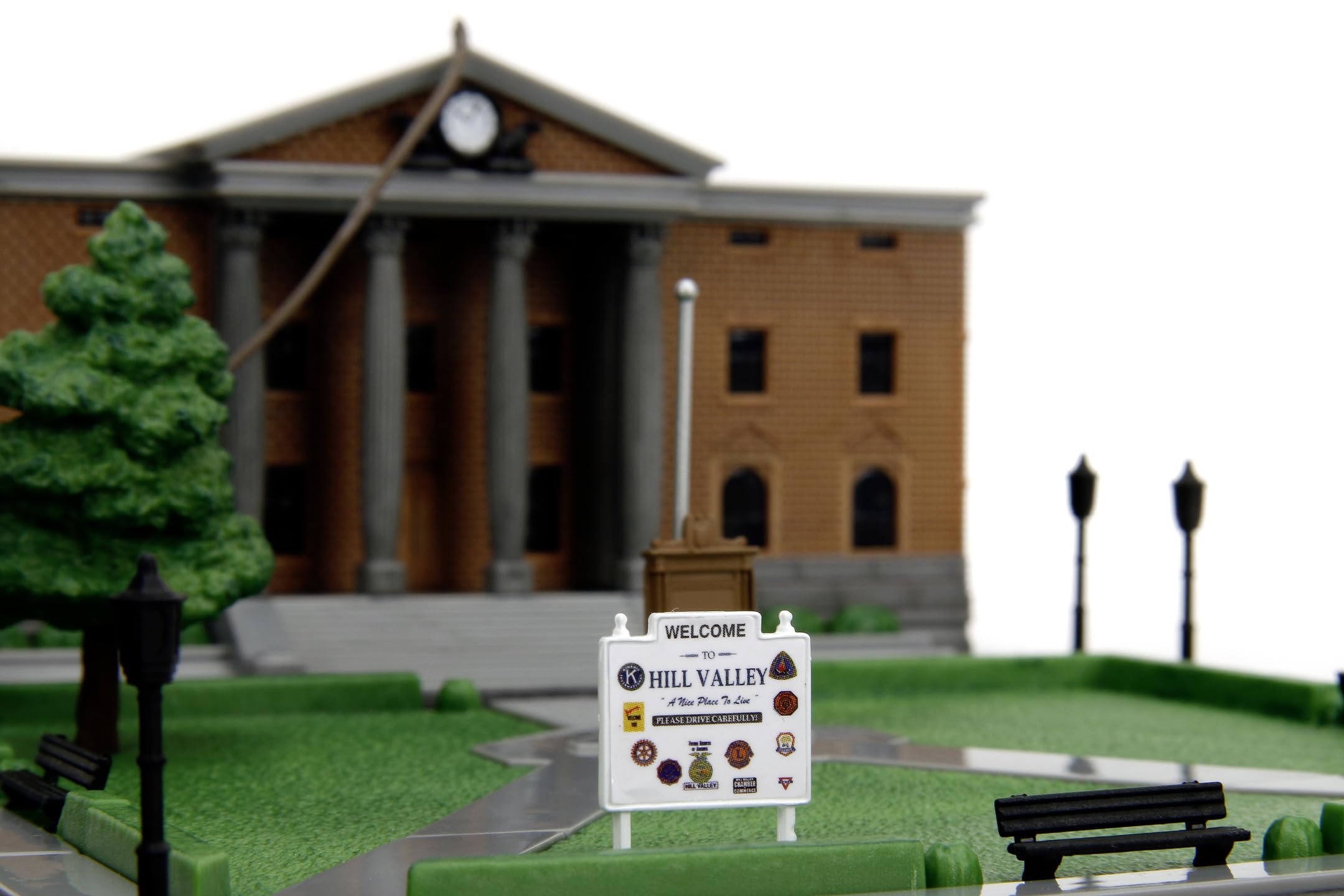 Jada NANO SCENE Back to the Future Clock Tower - Hill Valley Courthouse Diorama with DeLorean & Toyota SR5 4