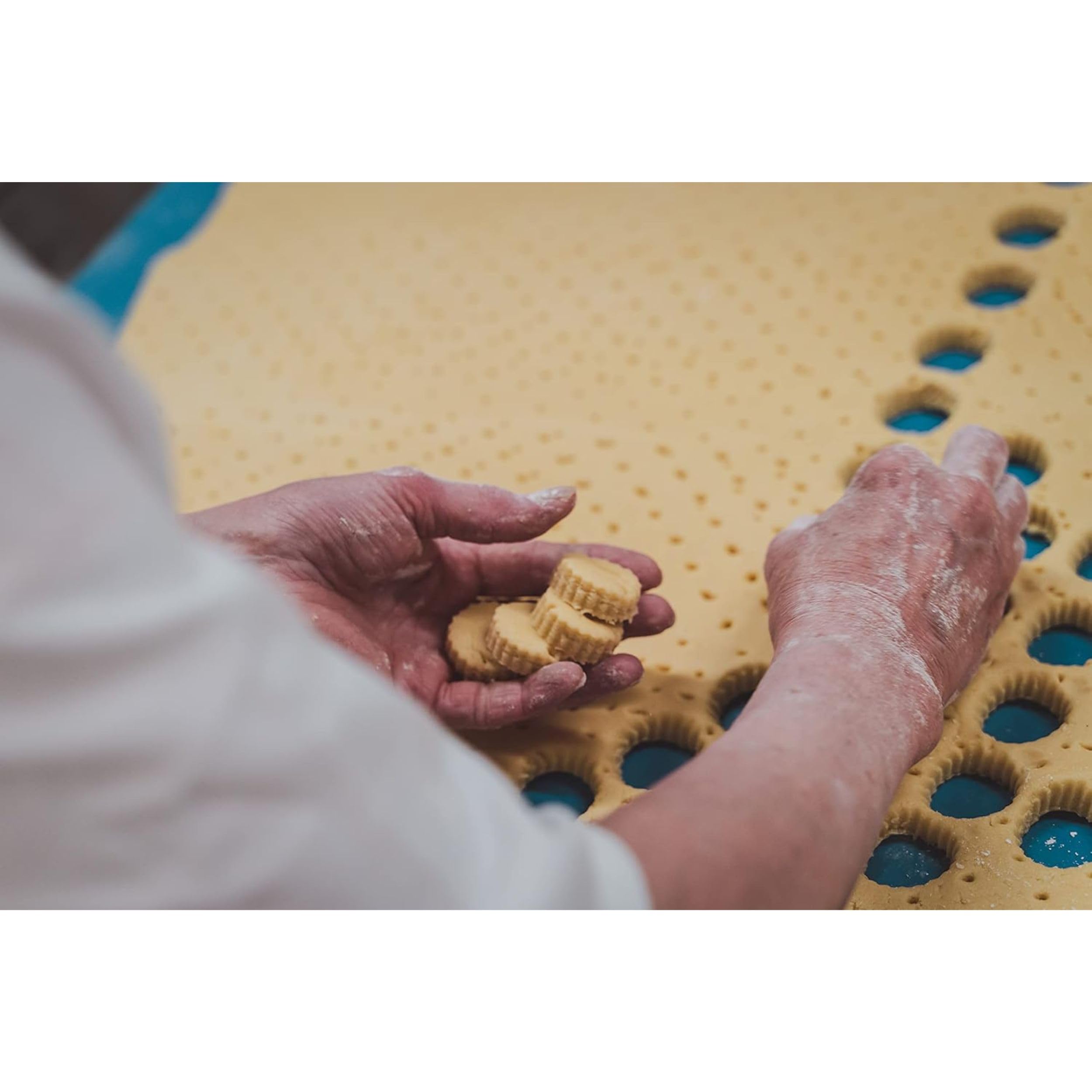 Shortbread House of Edinburgh Handmade Mini Shortbread Biscuits with Cinnamon and Demerara Sugar 150g 11