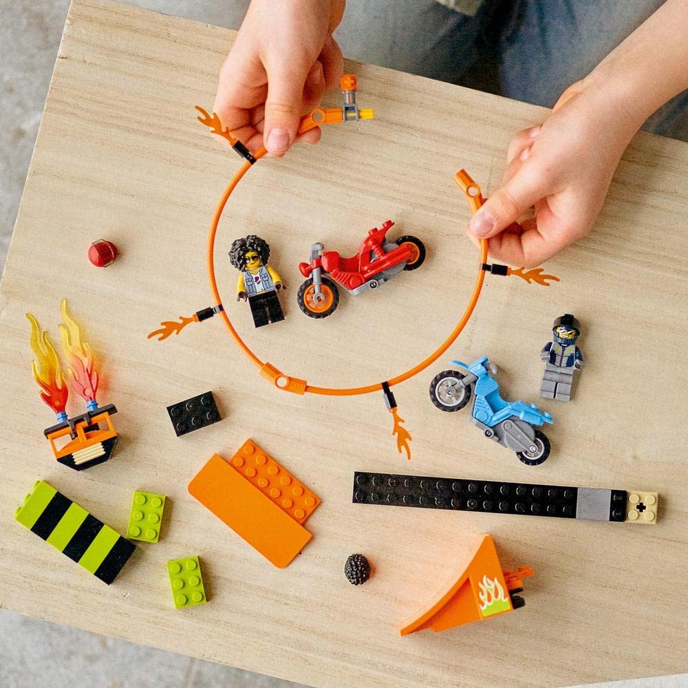 LEGO 60299 City Stuntz Stunt Show Competition Set - Friction Motor Stunt Bikes with Duke DeTain Minifigure 9