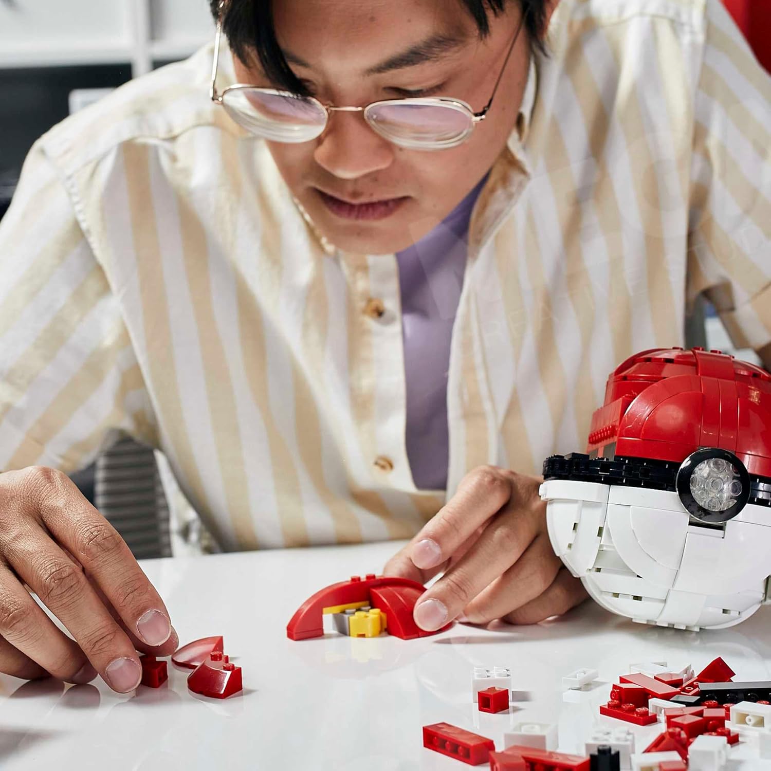 MEGA Pokémon Jumbo Poké Ball Building Set - 5-inch Light-Up Collectible, 303 Pieces 4