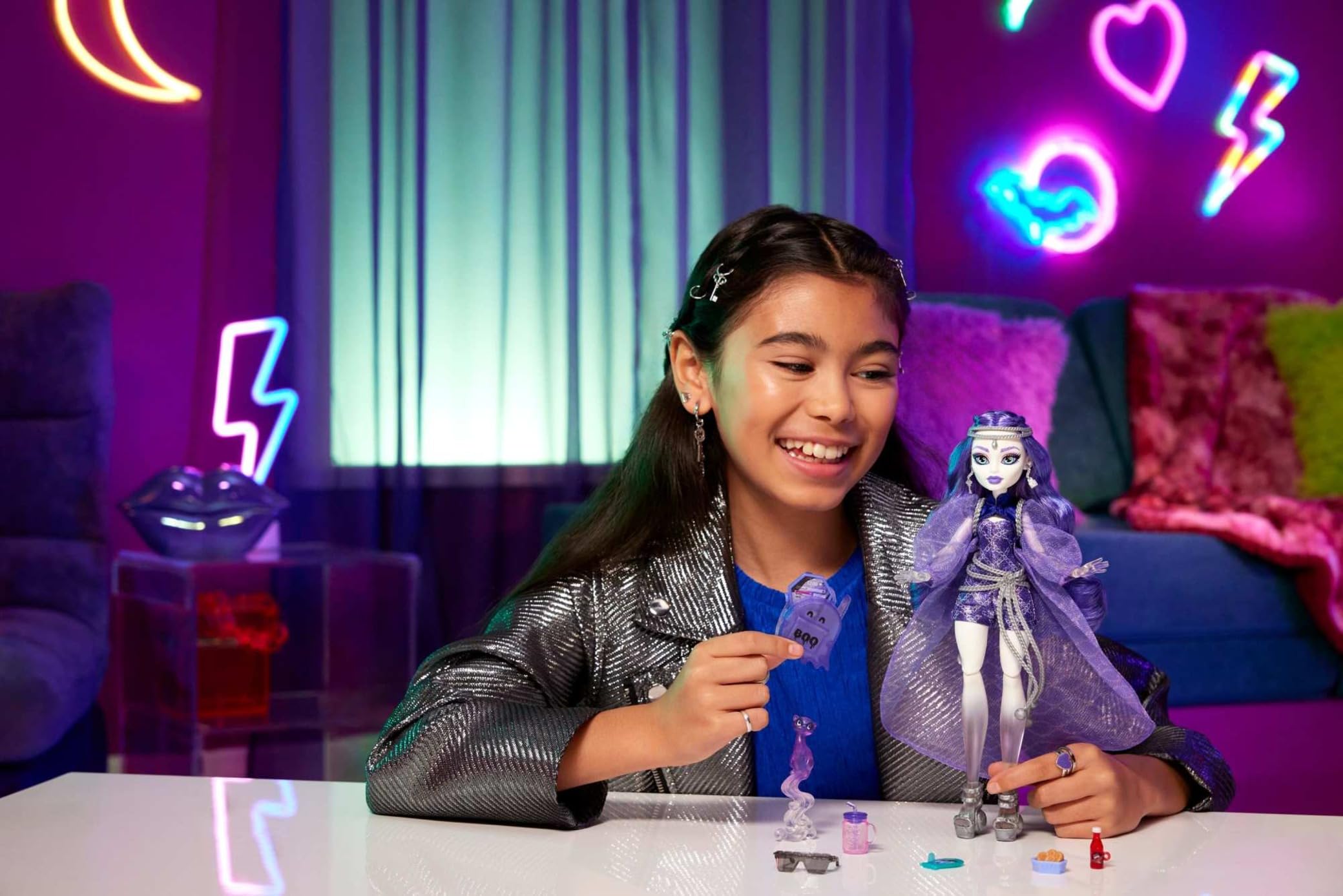 Monster High Spectra Vondergeist Doll with Pet Ferret and Accessories - Ages 4+
