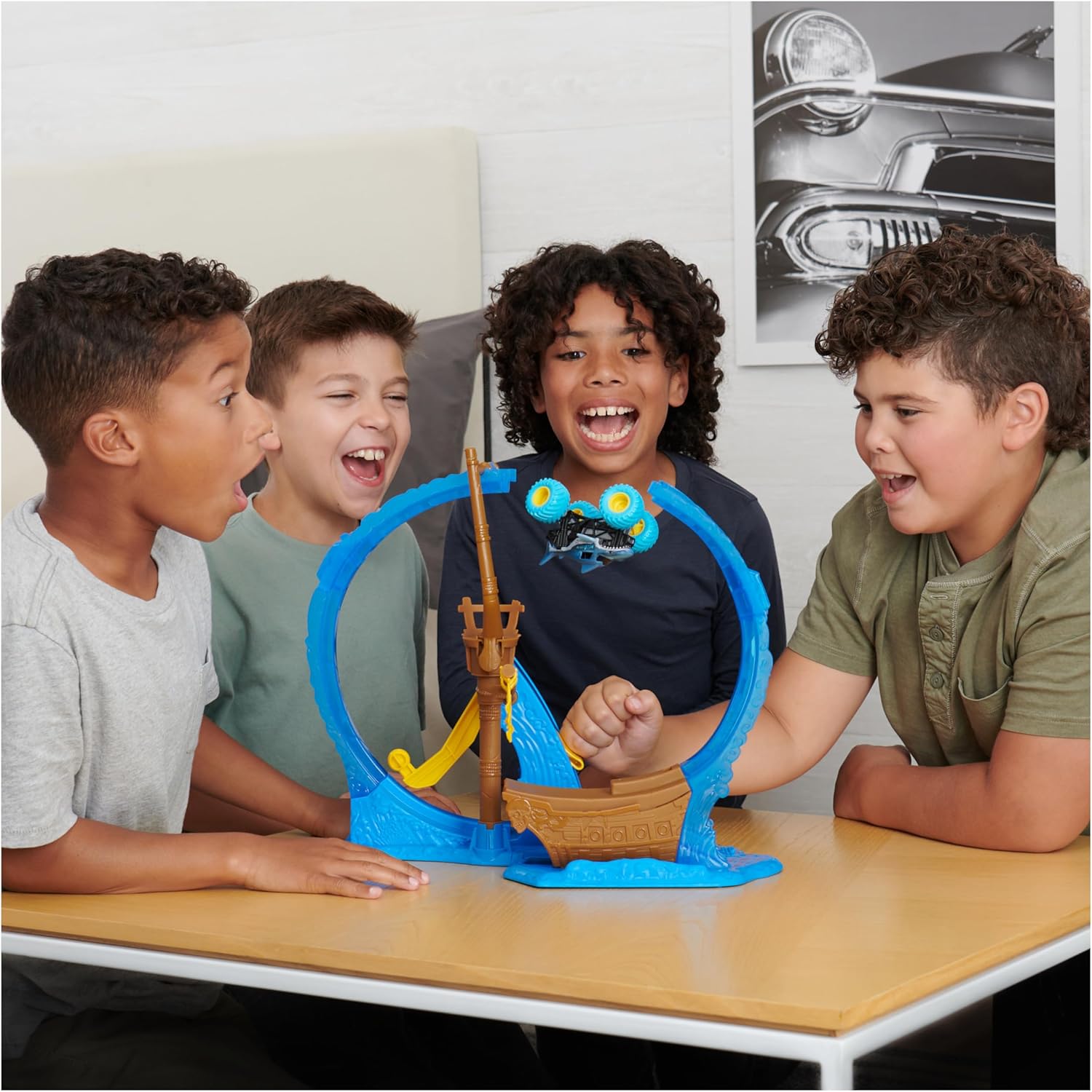 Monster Jam Megalodon Loop of Doom Stunt Playset - 1:64 Scale with Exclusive Die-Cast Truck 3