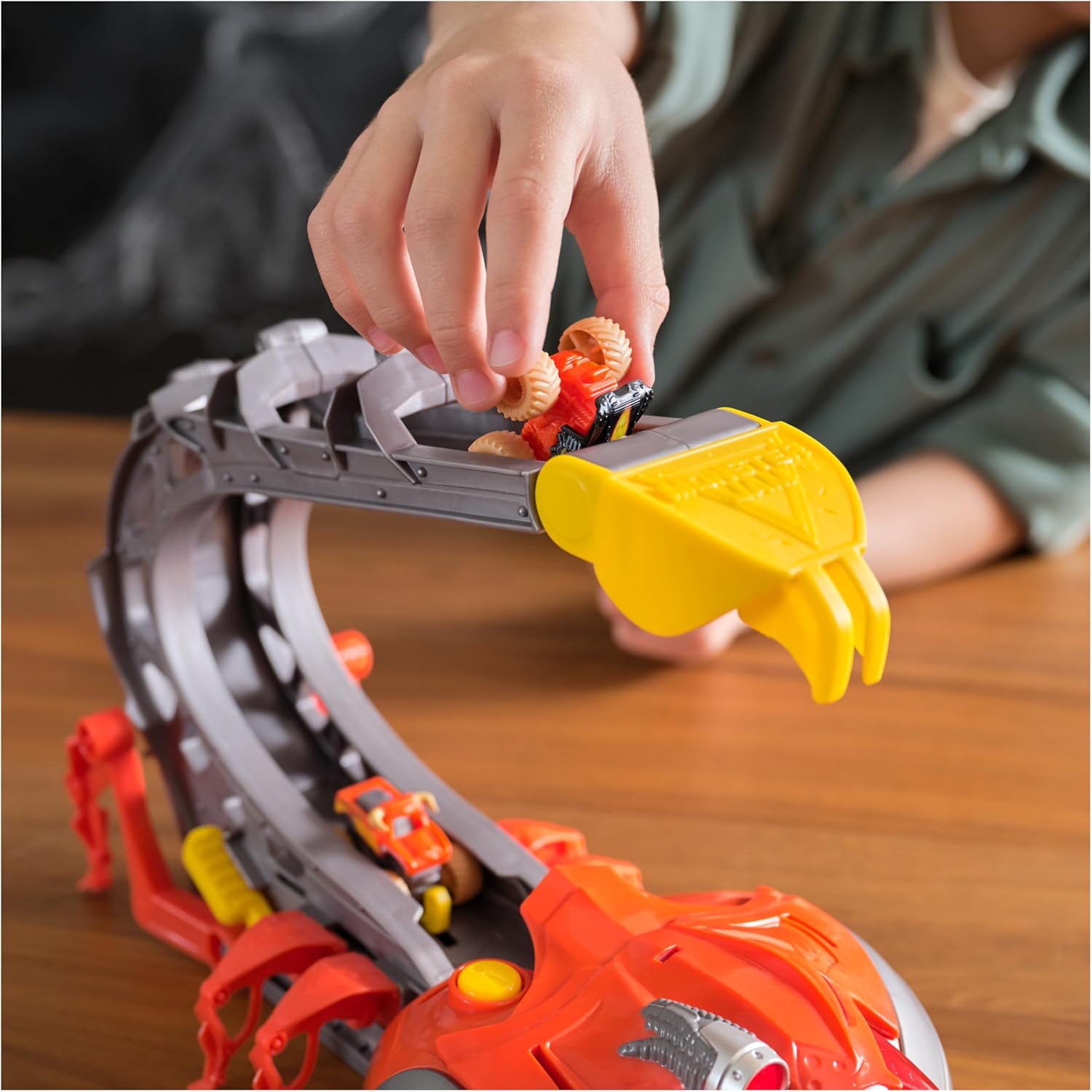 El Toro Loco Venom Velocity Scorpion Playset - 2-Speed Launcher with 2 Exclusive Mini Trucks 6