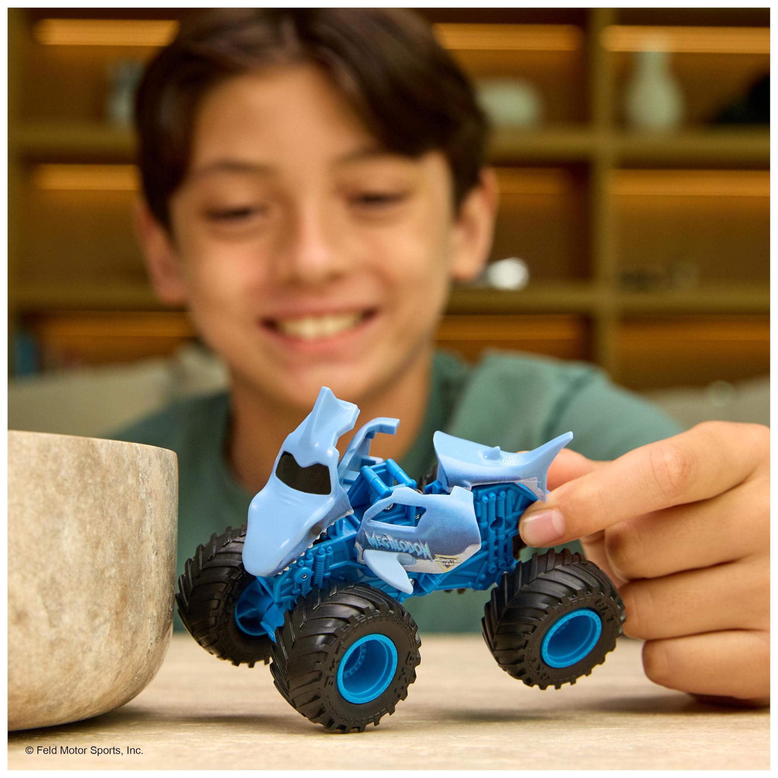 Monster Jam Smash & Bash Megalodon - 1:64 Die-Cast Repairable Monster Truck for Kids 3