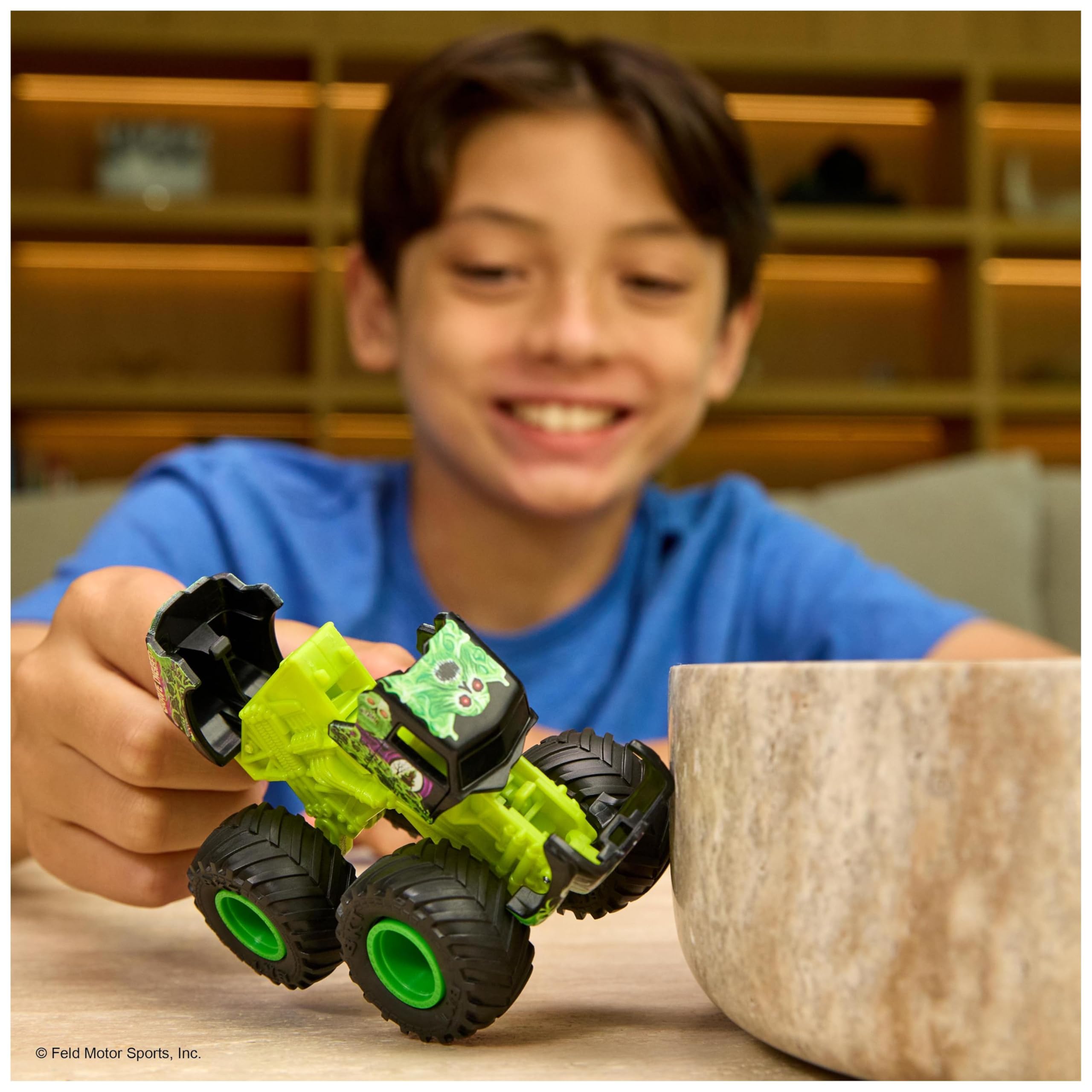 Monster Jam Smash & Bash Megalodon - 1:64 Die-Cast Repairable Monster Truck for Kids 4