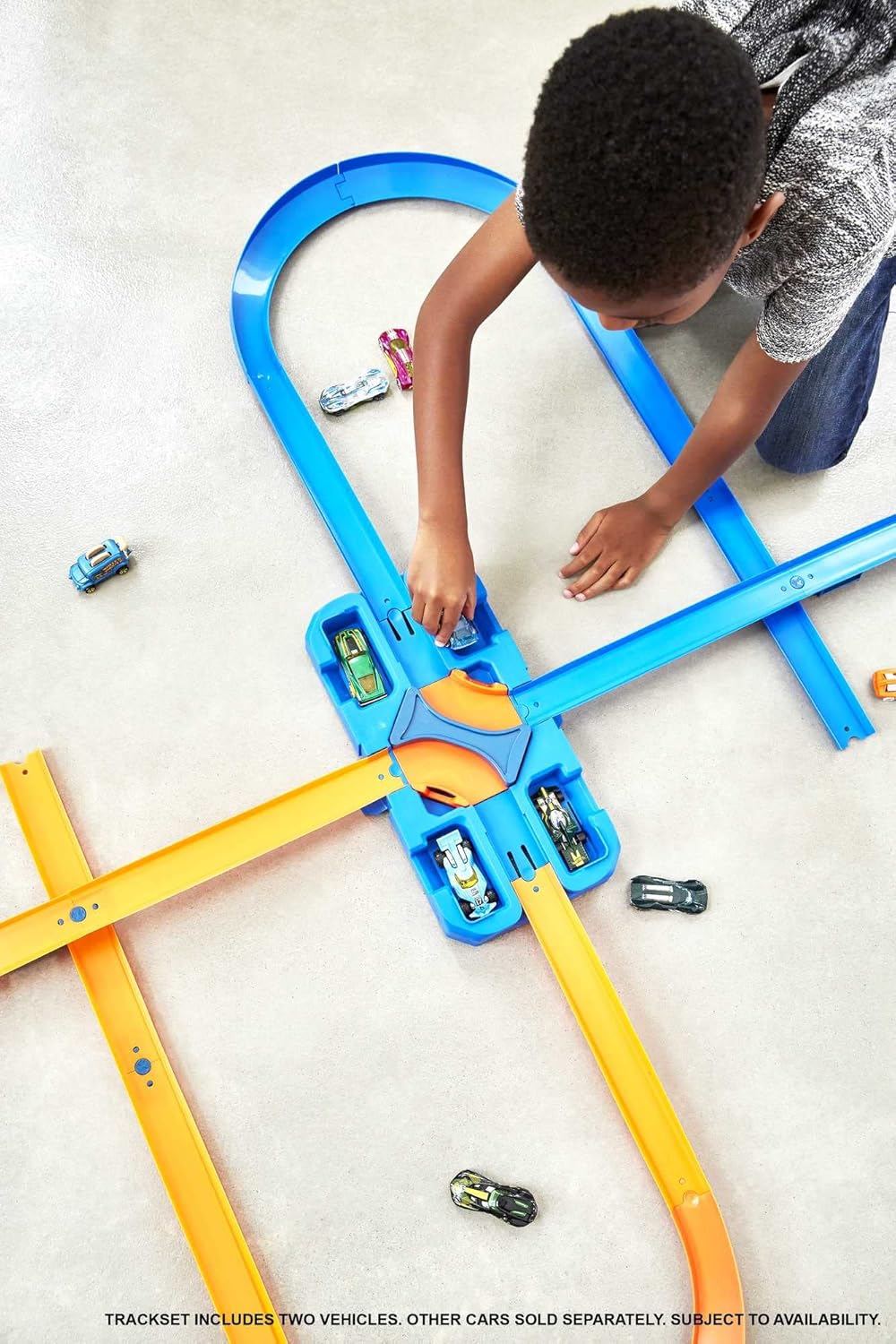 Hot Wheels GGP93 Deluxe Stunt Box - 36-Piece Track Set with Crash Zone & 2 Cars, Ages 6+ 6