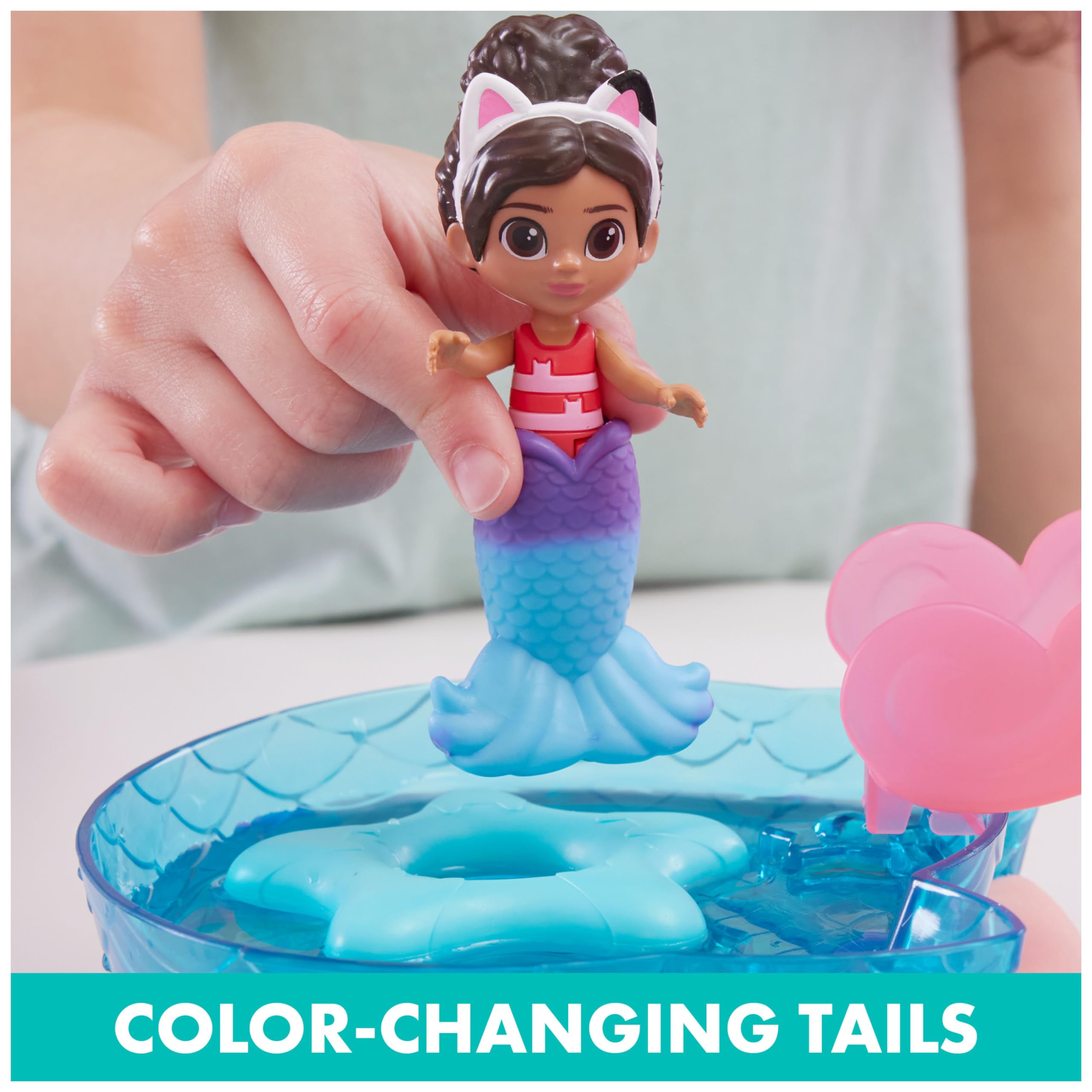Gabby’s Dollhouse, Purr-ific Pool Playset with Gabby and MerCat Figures, Colour-Changing Mermaid Tails and Pool Accessories Kids’ Toys for Ages 3 and Up 6