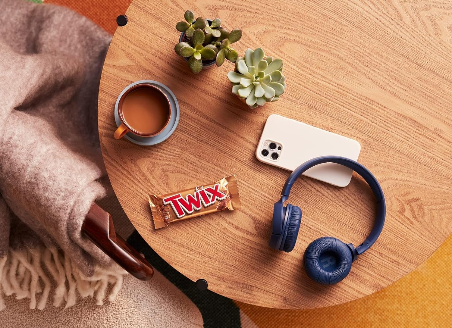 Twix - Xtra Salted Caramel Chocolate Biscuit Twin Bar, 75g 6