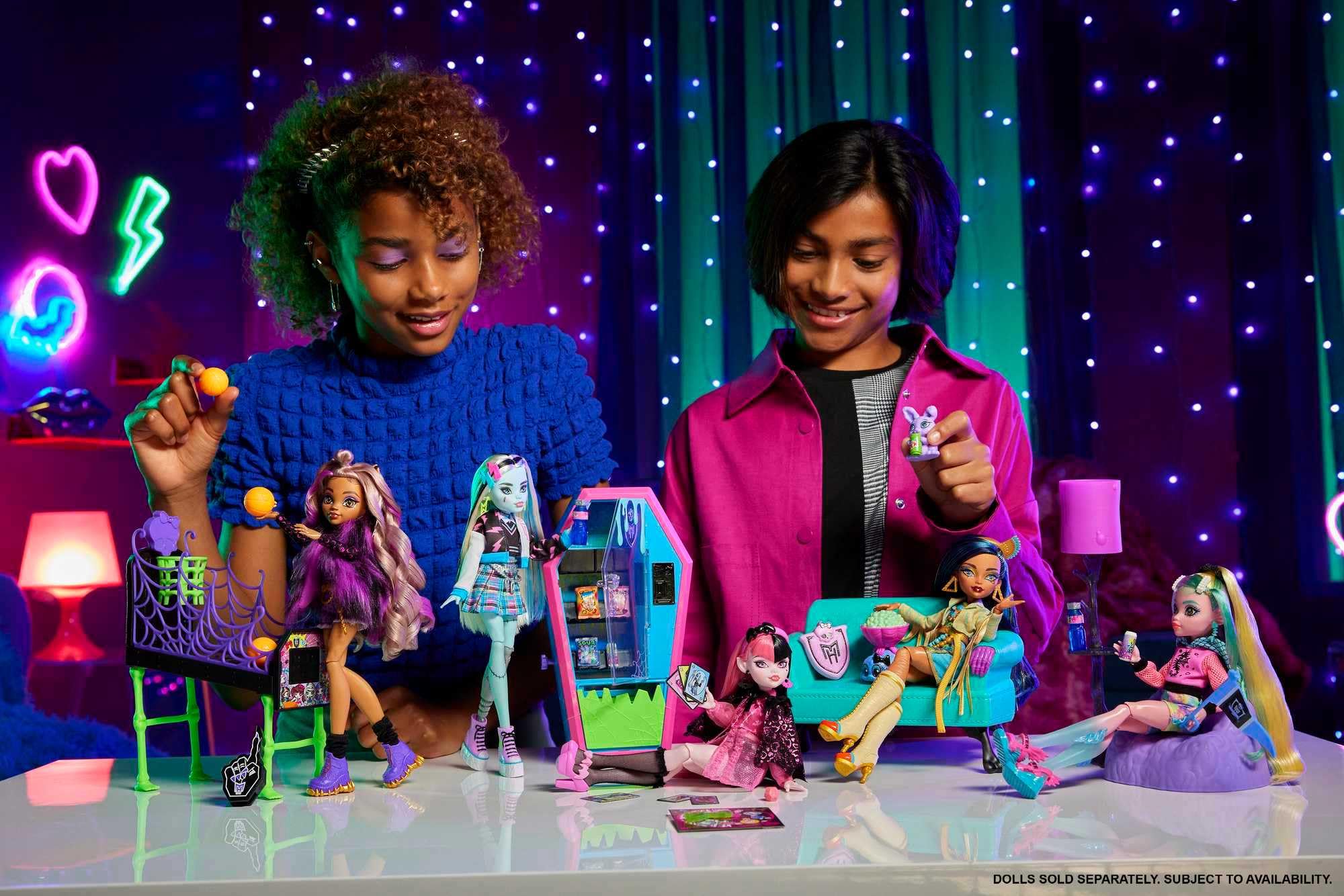 Monster High Student Lounge Playset with Doll House Furniture and Themed Accessories 7