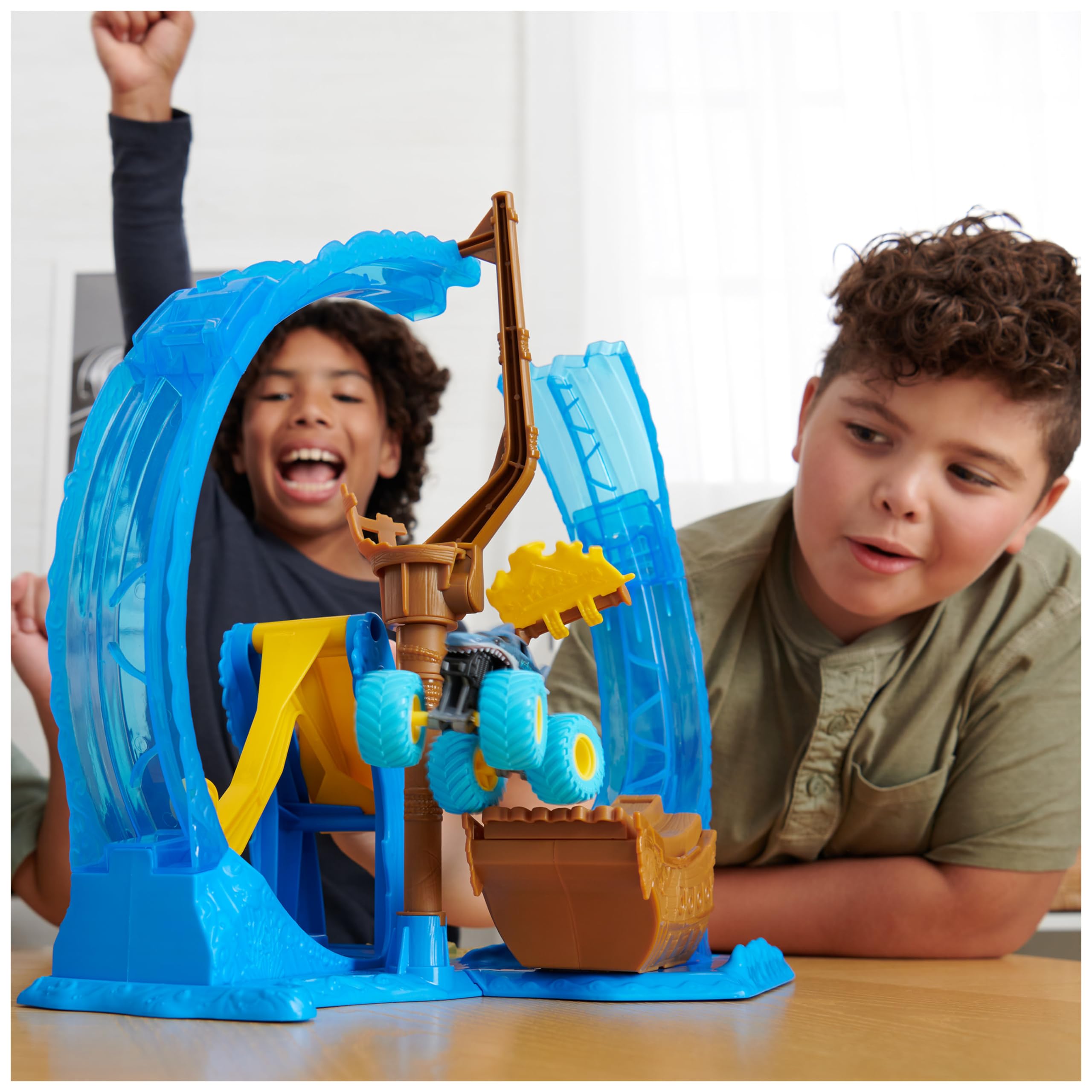 Monster Jam Megalodon Loop of Doom Stunt Playset - 1:64 Scale with Exclusive Die-Cast Truck 15