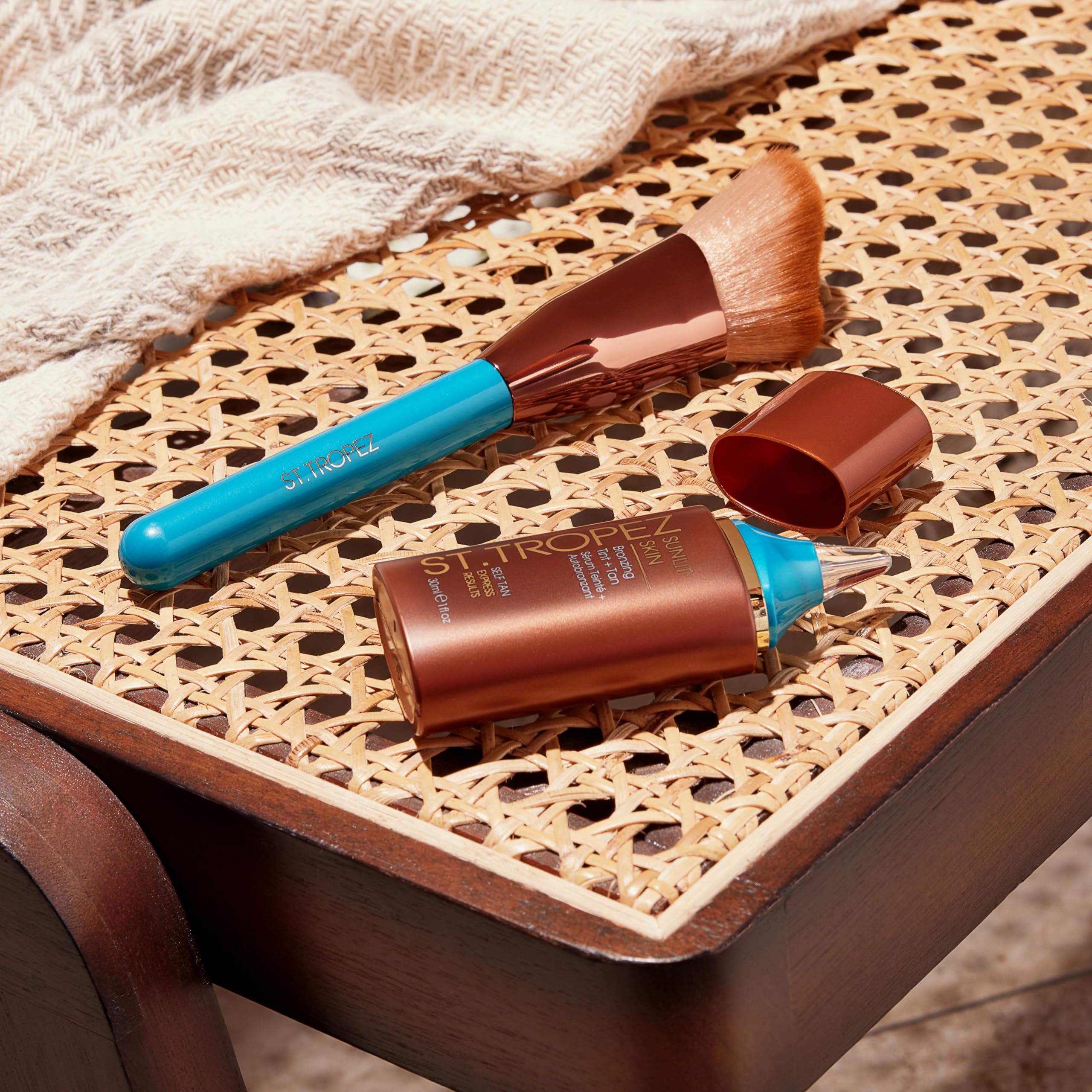 St.Tropez Ultimate Tan Face Brush - Flawless Streak-Free Application | Vegan Bristles | Blue 2