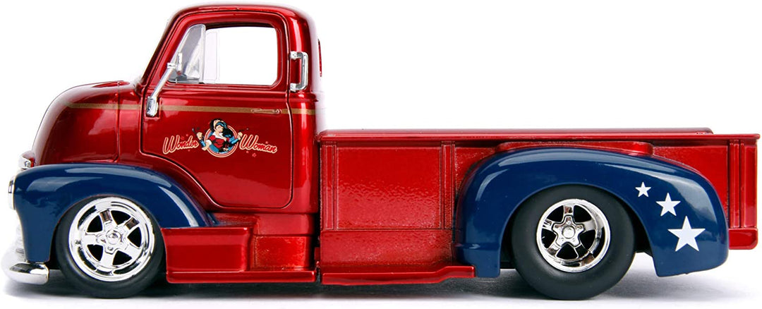 Jada Toys 253255010 DC Bombshells 1952 Chevy COE Pickup Car Toy Car from Diecast, Doors, Boot & Bonnet to Open, Includes Wonder Woman Figure, 1:24 Scale, Red/Blue